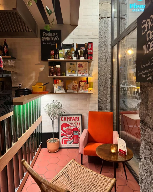 Vous pouvez retrouver mes illustrations et les guides de spritz, pasta et accords mets et vins à @pienza_aperitivo à la Croix-Rousse 📍 

Le bon plan : goûter tous les spritz du guide ! Et plus encore : les bières artisanales, le cocktail canaletto à la framboise ou encore le Sicilian Mule !

Vous l’aurez deviné, c’est ma troisième maison après mon appart et @ateliergrandhuit 🙃, puis c’est mon amoureux qui est derrière le bar 🩷)